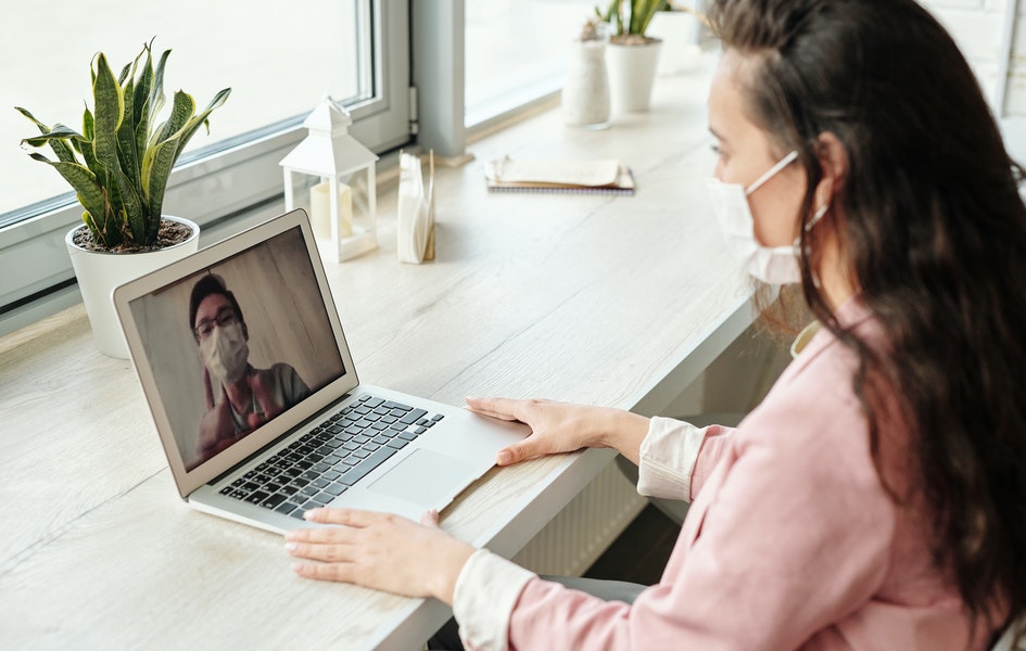 Doctor talking to her patient using Telemedicine software.